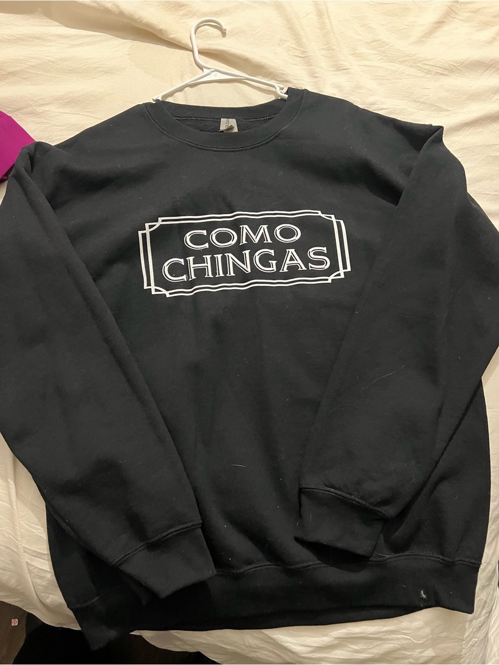Gildan Black Crewneck Sweater with White 'COMO CHINGAS' Graphic